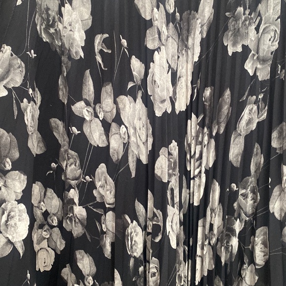 Max Studio Sleeveless pleated tunic blouse - Picture 2 of 3